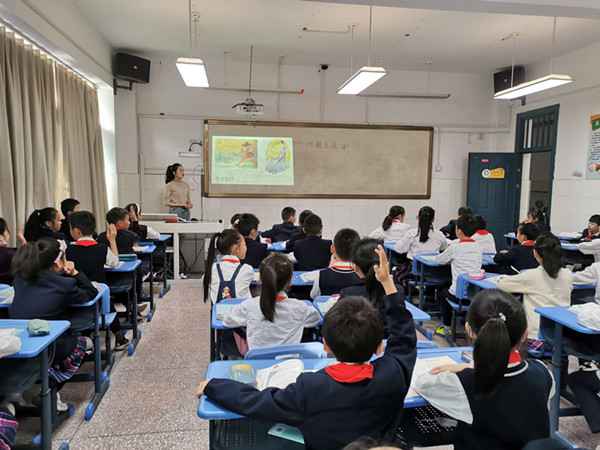 六小荣城：四年级语文组开展古文解说探讨