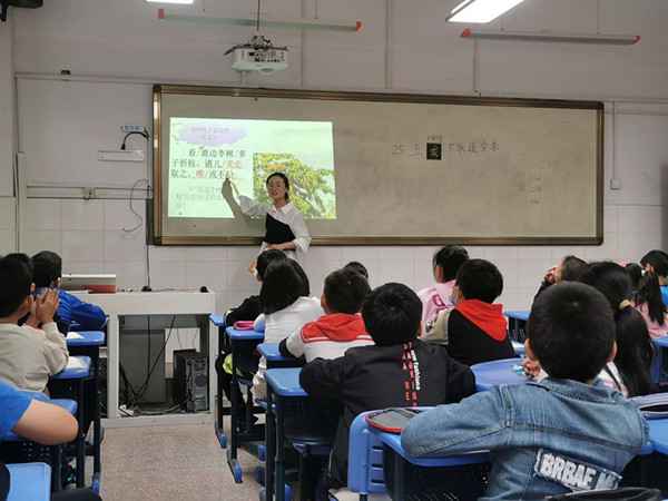 六小荣城：四年级语文组开展古文解说探讨