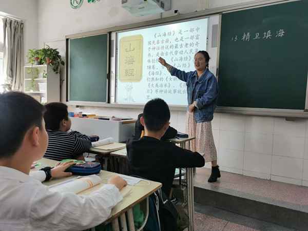 六小荣城：四年级语文组开展古文解说探讨