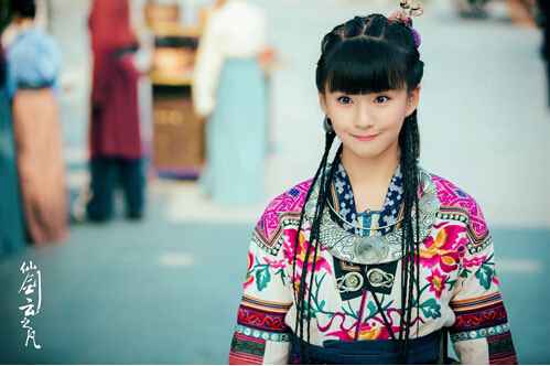 《仙剑云之凡》热播 小彩旗苗疆少女装扮俏皮可爱