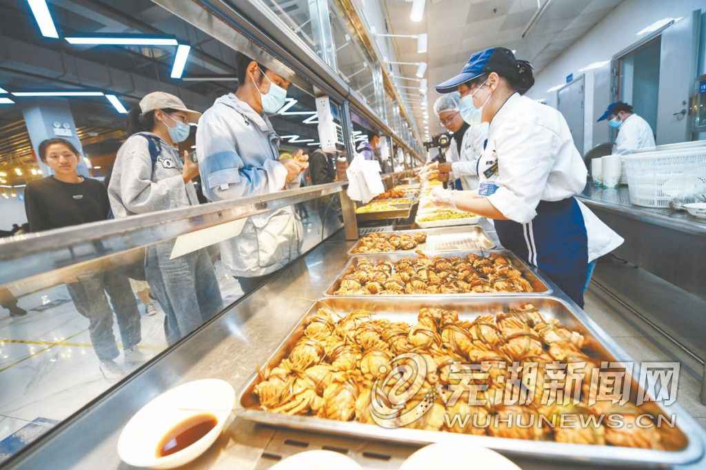 芜湖这家高校给校运会冠军发螃蟹