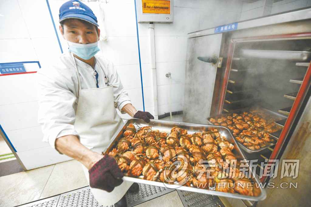 芜湖这家高校给校运会冠军发螃蟹