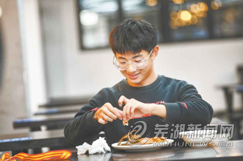 芜湖这家高校给校运会冠军发螃蟹