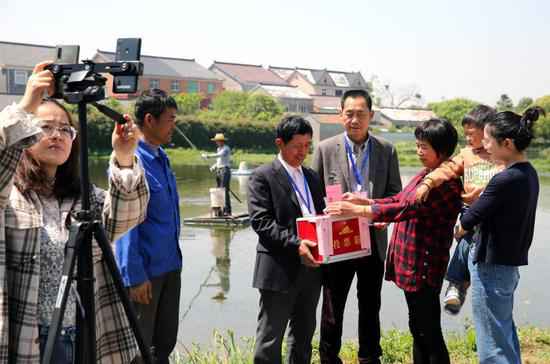 浙江德清：果真选举 直播随着投票箱来到虾塘边