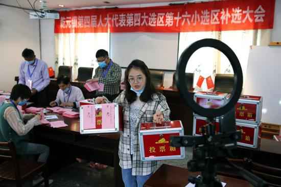 浙江德清：果真选举 直播随着投票箱来到虾塘边