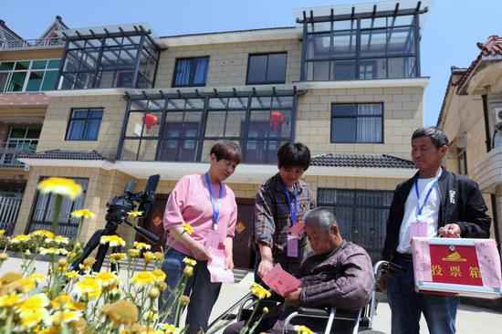 浙江德清：果真选举 直播随着投票箱来到虾塘边