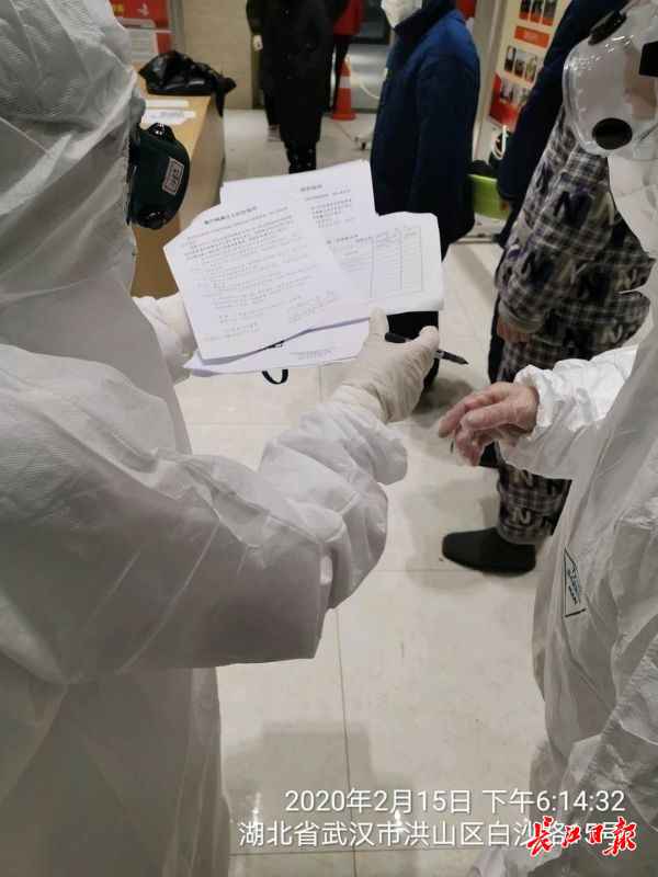 洪山城管有对“父子兵” 同在战“疫”一线却难见上一面