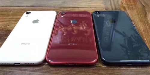 6.1英寸iPhone机模曝光：全新赤色、蓝色