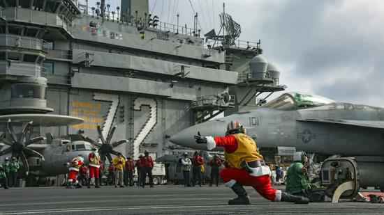 美军航母进入南海 水兵扮圣诞老人批示战机起飞(图)