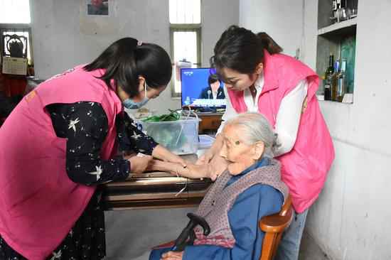 情系百岁高龄老人 浙江嵊州医护志愿者上门送重阳暖和