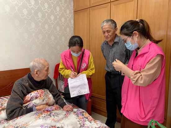 情系百岁高龄老人 浙江嵊州医护志愿者上门送重阳暖和
