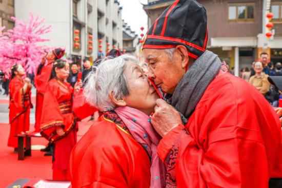 浙江长兴：见证青丝到鹤发 共度浪漫集团婚礼