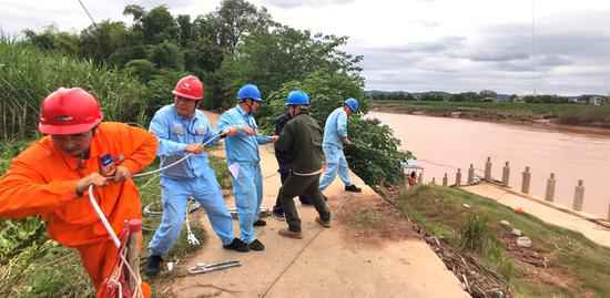 崇左宁明供电公司全力抗洪抢修送光亮