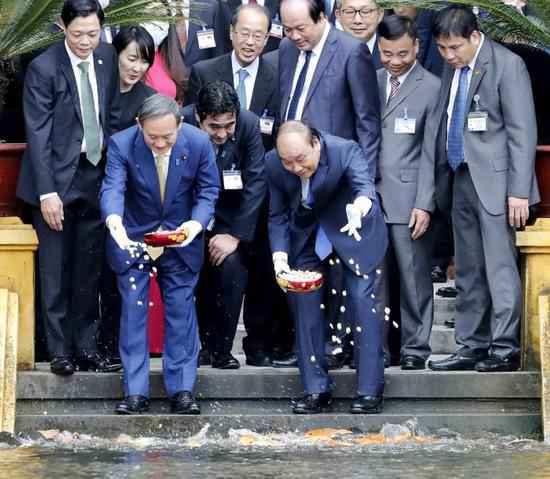 首次出访就向越南印尼兜销兵器 菅义伟想借反华自救