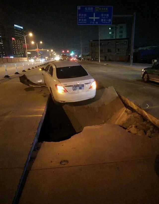 广花公路地陷约6平方米，因地下管线破损致水土流失，两车道围蔽