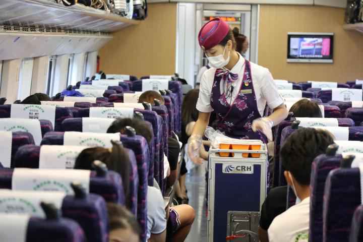 10月1日成铁估量发送游客120万人次 创疫情后客流新高 “两节”假期成铁估量发送游客1100万人次