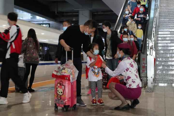 10月1日成铁估量发送游客120万人次 创疫情后客流新高 “两节”假期成铁估量发送游客1100万人次