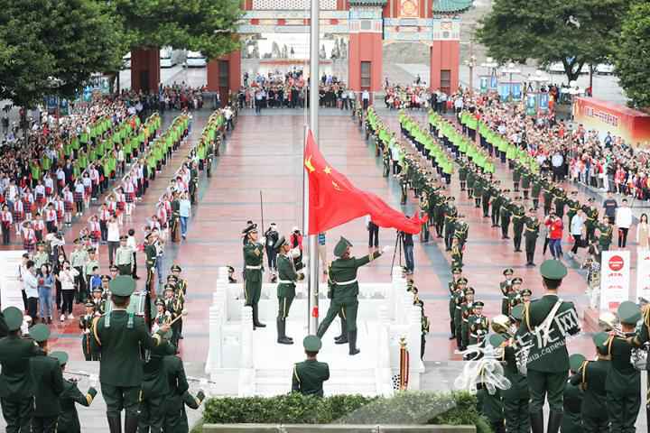 迎国庆庆中秋故国在我心 今晨重庆人民广场进行国庆升旗典礼