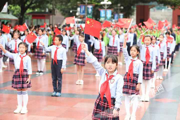 迎国庆庆中秋故国在我心 今晨重庆人民广场进行国庆升旗典礼