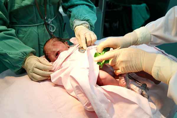 丈夫驰援武汉从屏幕见到刚出生的儿子，老婆：取名特权留给他