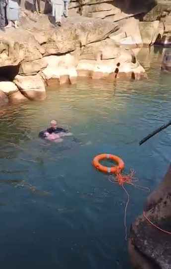 视频|61岁候任英国驻渝总领事跳水救落水女孩 曾获铁人三项冠军