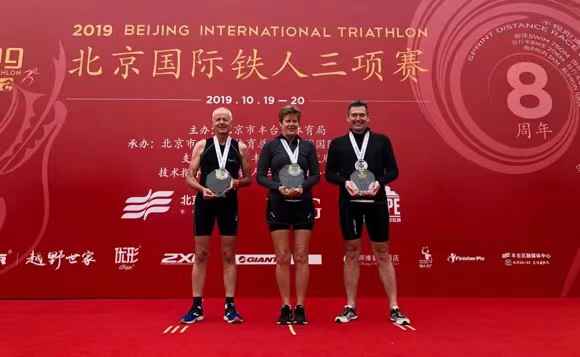 视频|61岁候任英国驻渝总领事跳水救落水女孩 曾获铁人三项冠军