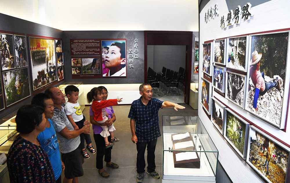 敢向绝壁要“天路”——记今世“愚公”毛相林