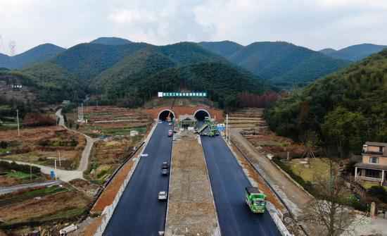 浙江省交通团体德清304省道PPP项目主线路面实现双幅意会