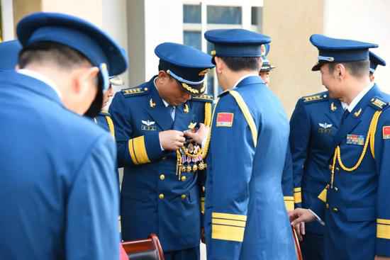 这位驾驶歼10首次无动力迫降的航行员 正式辞别蓝天