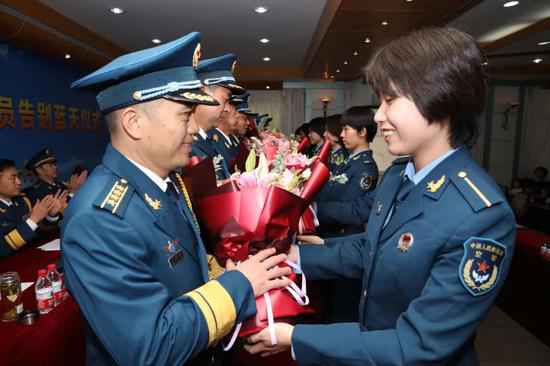 这位驾驶歼10首次无动力迫降的航行员 正式辞别蓝天