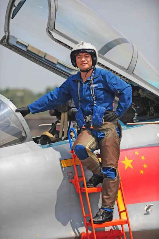 这位驾驶歼10首次无动力迫降的航行员 正式辞别蓝天