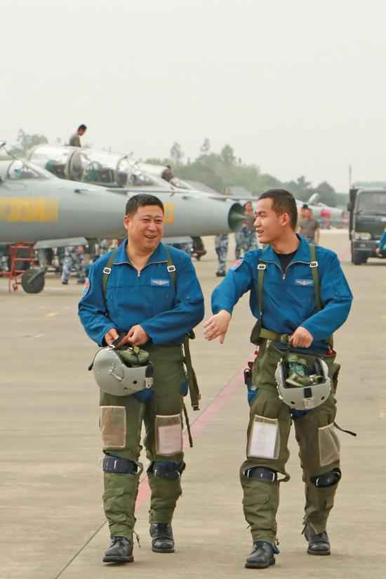 这位驾驶歼10首次无动力迫降的航行员 正式辞别蓝天