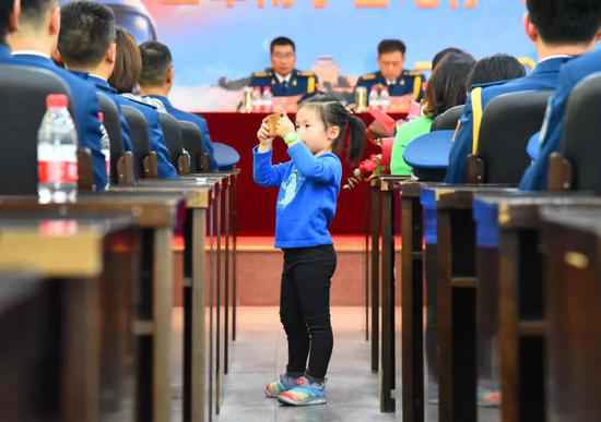 这位驾驶歼10首次无动力迫降的航行员 正式辞别蓝天