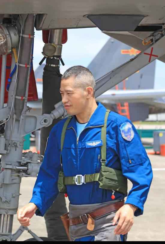 这位驾驶歼10首次无动力迫降的航行员 正式辞别蓝天