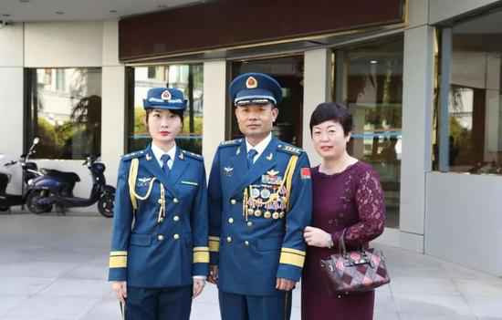 这位驾驶歼10首次无动力迫降的航行员 正式辞别蓝天