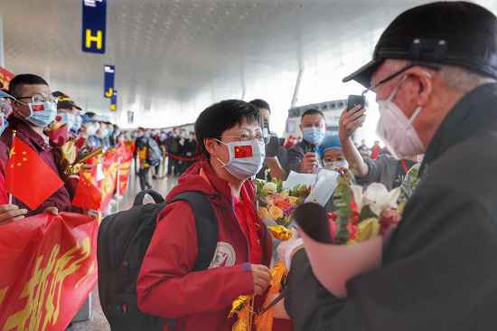 武汉解封当天一批广东驰援医护回家：从风雪交加走到春暖花开