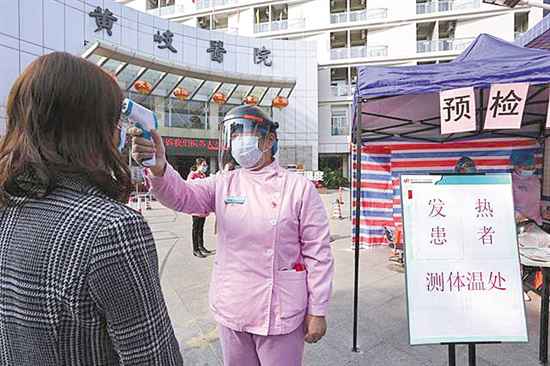 礼服差异使命沟通 一家三口逆行战疫