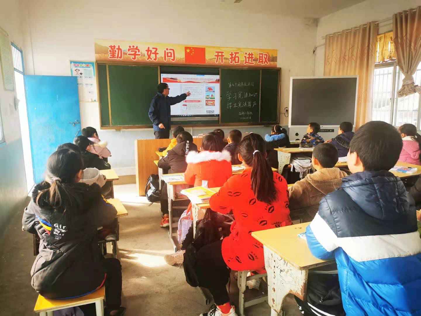 清河乡温桥小学开展“宪法就在身边”主题班会勾当