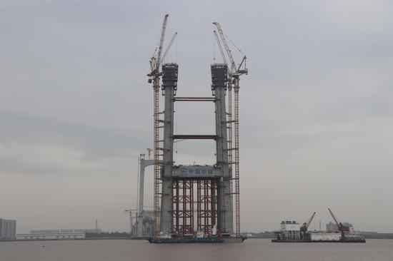 世界首座三塔四跨双层钢桁梁悬索桥中塔封顶