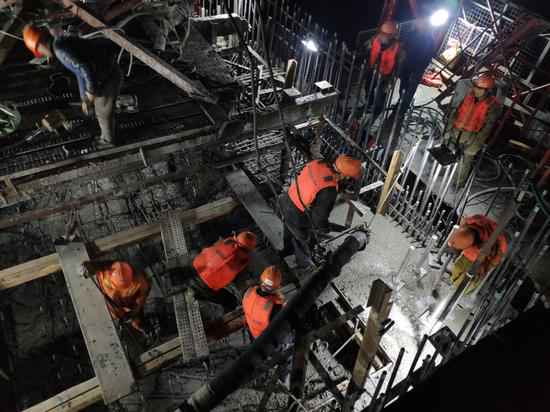 世界首座三塔四跨双层钢桁梁悬索桥中塔封顶