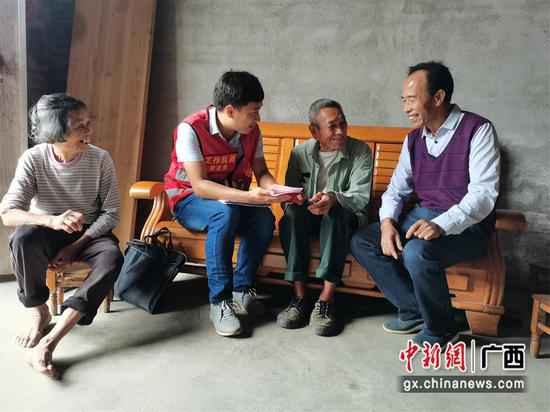 柳州鹿寨驻村队员从“三尺讲台”扎根一线促脱贫