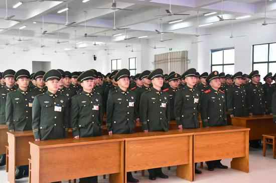 武警衢州支队新兵授衔：“两肩空”到“一道拐”