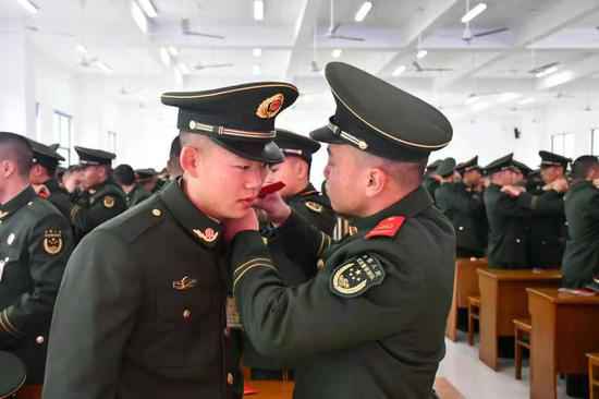 武警衢州支队新兵授衔：“两肩空”到“一道拐”
