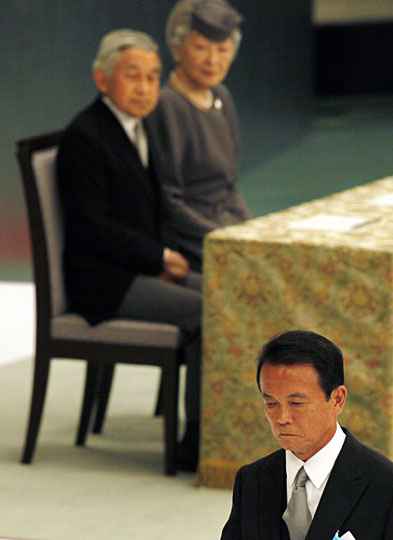 8·15又至麻生反省战争 小泉等参拜靖国神社