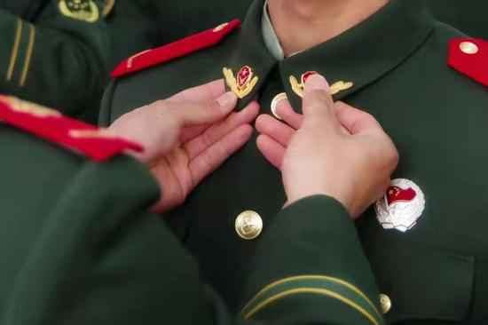 武警浙江省总队丽水支队进行新兵授衔典礼