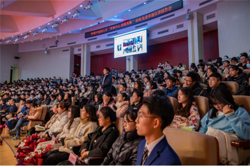 河南中医药大学20000余名师生同奏抗疫英雄曲