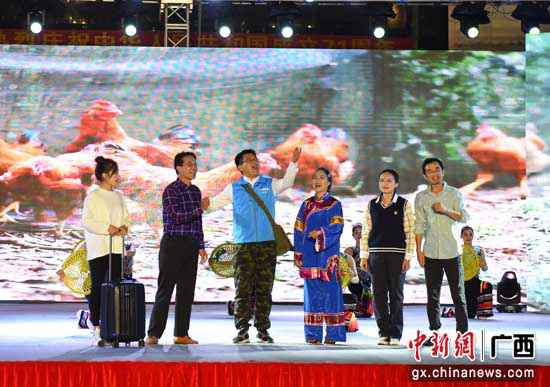 广西上林县：扶贫日里勾当多 载歌载舞庆脱贫