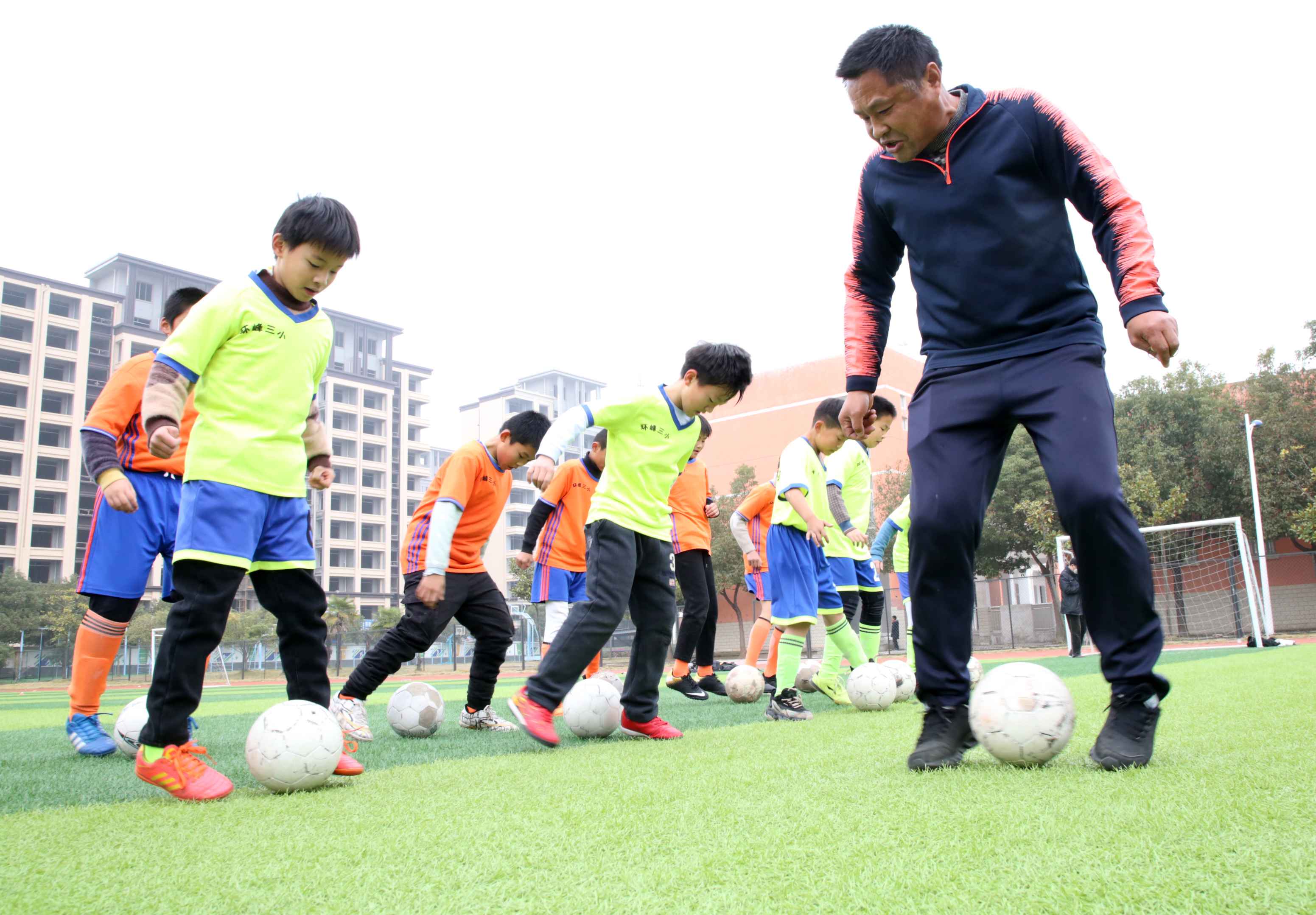 一位志愿者的校园足球梦