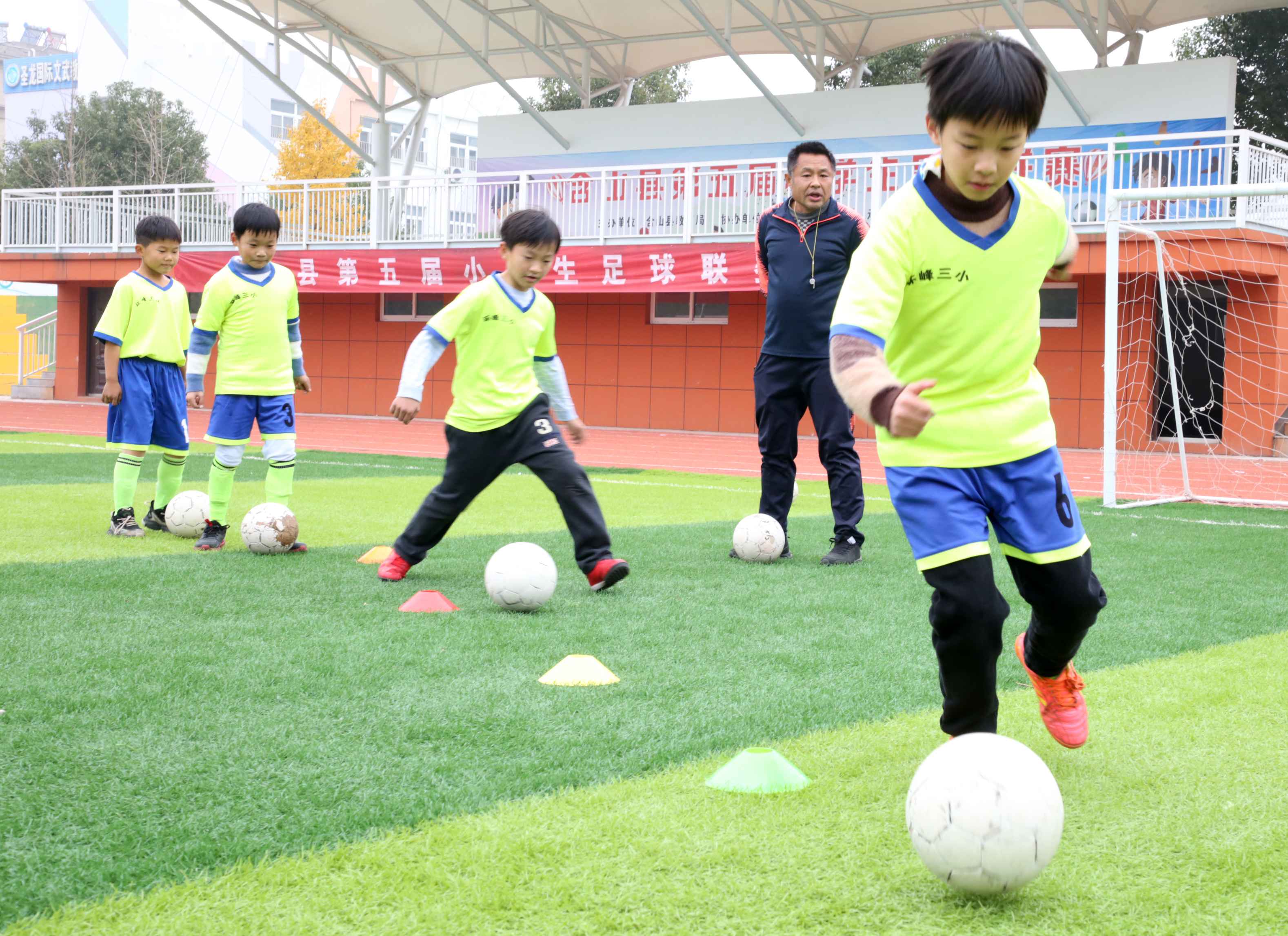 一位志愿者的校园足球梦