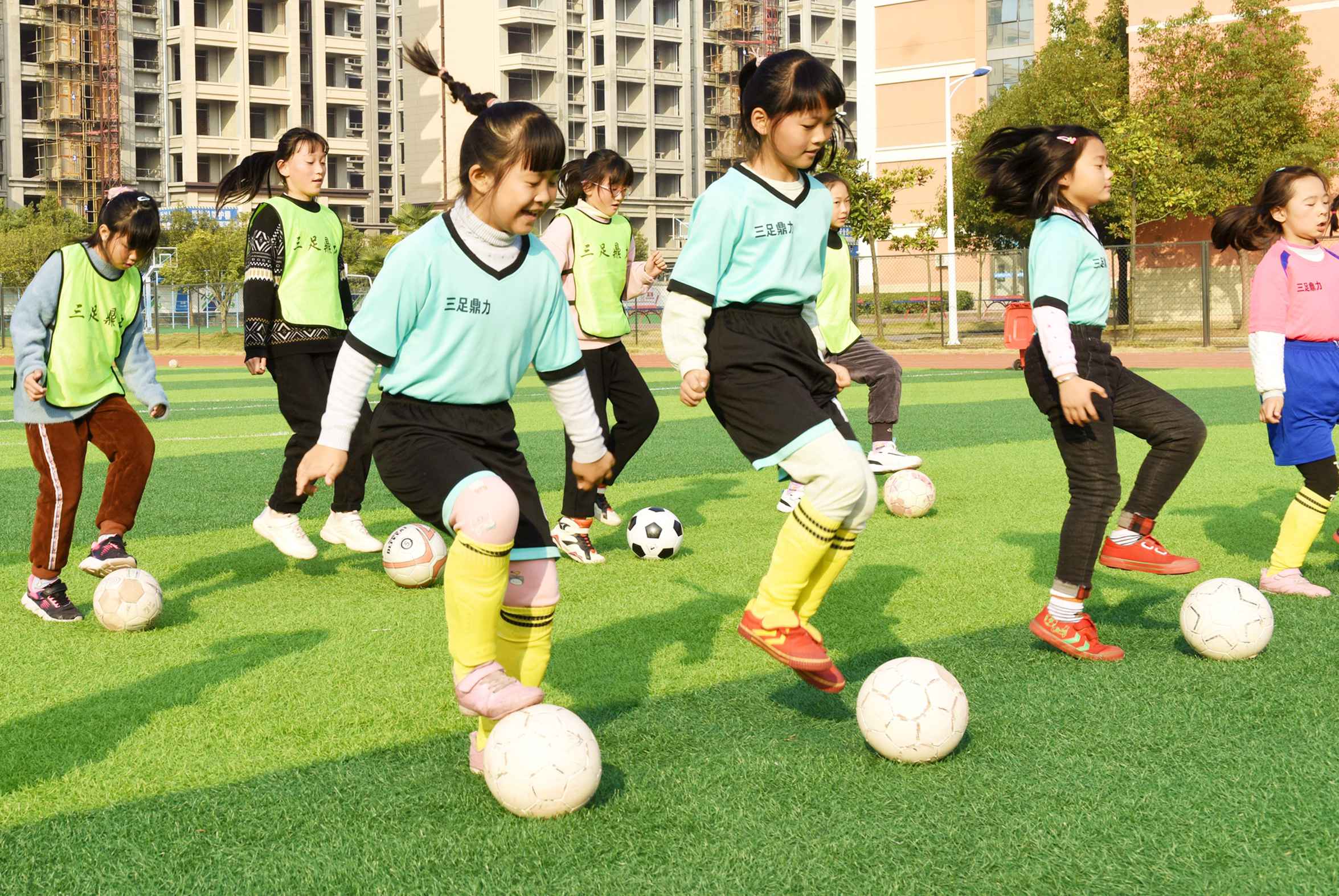 一位志愿者的校园足球梦